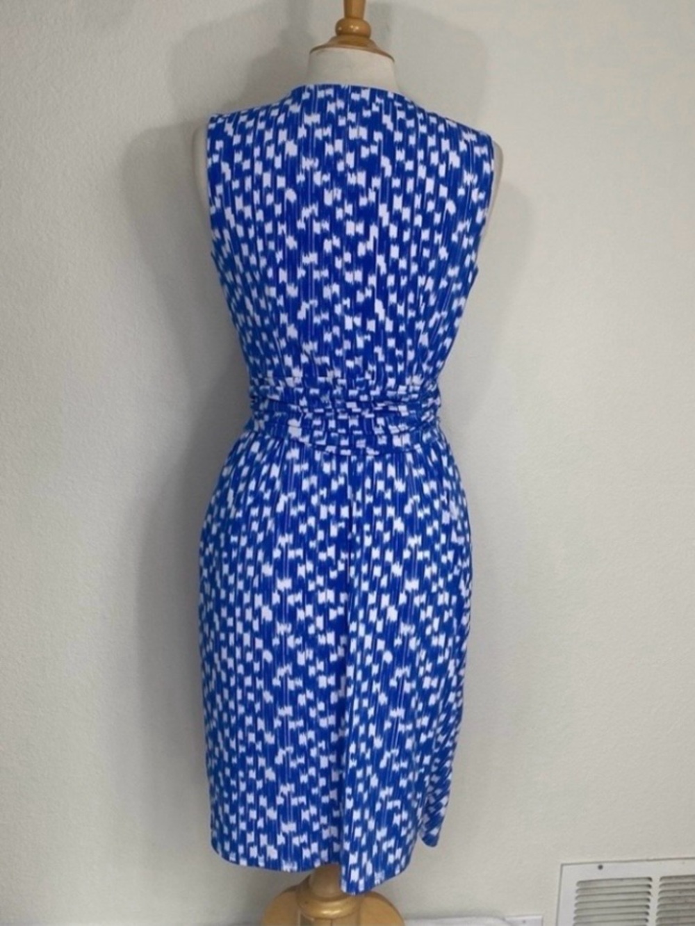 Ann Taylor Women Blue White Abstract V Neck Sleeveless Stretch Wrap Dress Size S - Picture 2 of 16